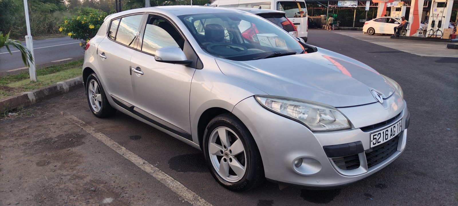 Renault Megane Silver Hatchback thumbnail 2