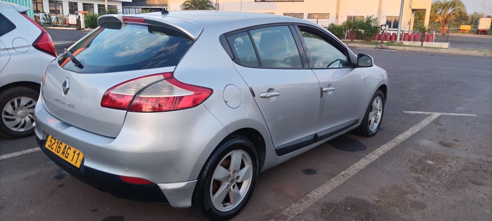 Renault Megane Silver Hatchback thumbnail 3