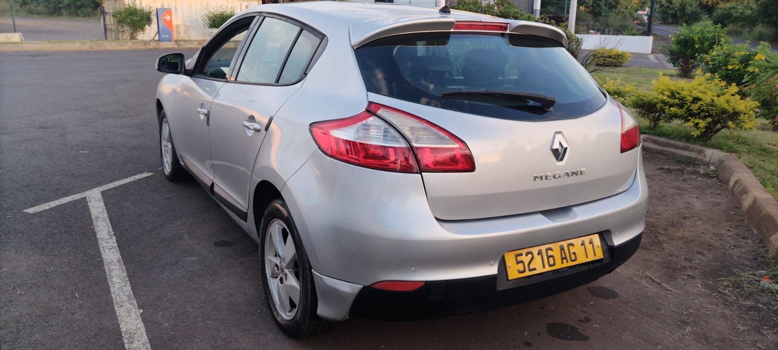 Renault Megane Silver Hatchback thumbnail 4