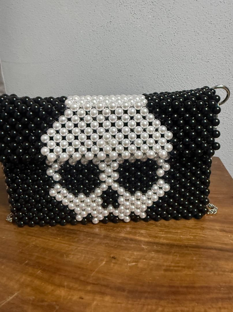 Sac bandoulière perlé à la main motif tête de mort thumbnail 2