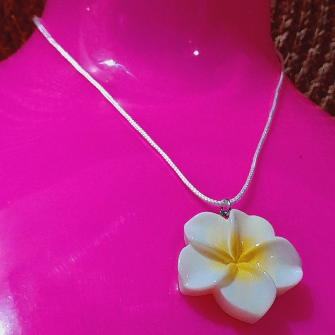 Artisane Du Sud Plumeria Flower Necklace thumbnail 3