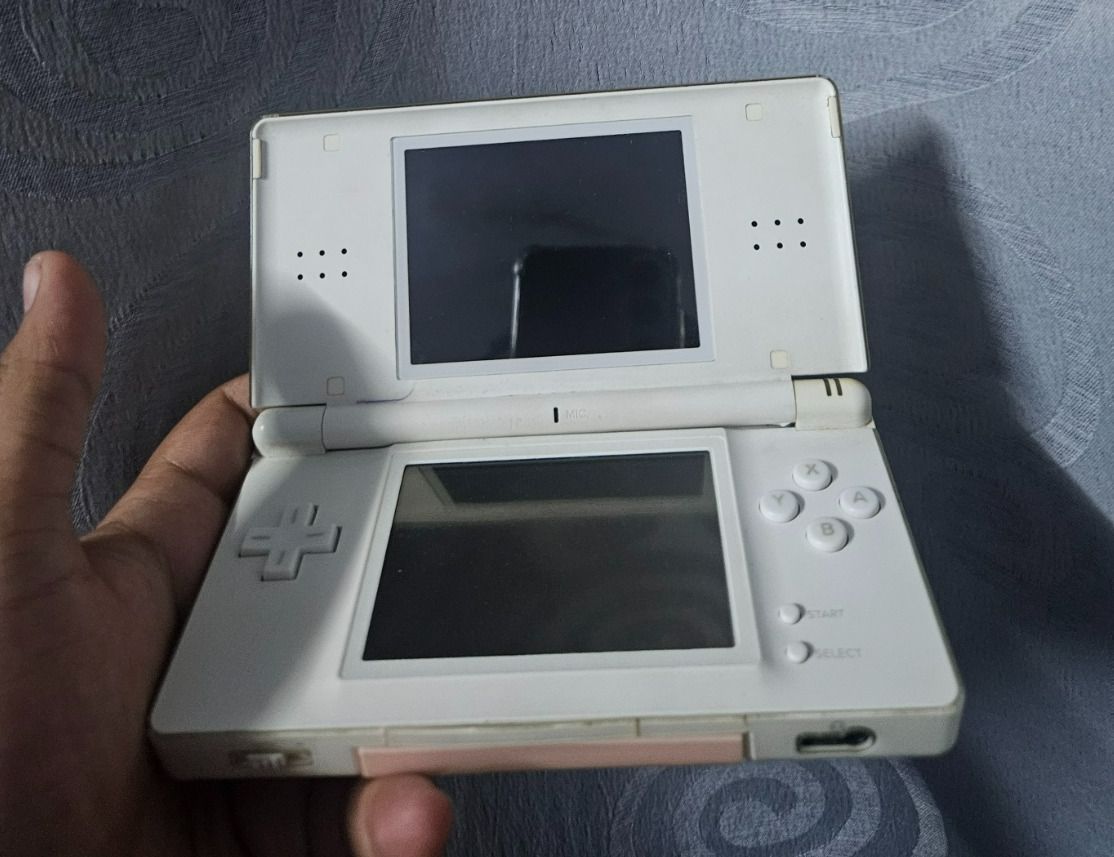 Nintendo DS Lite White and Game Boy Advance SP Silver Bundle