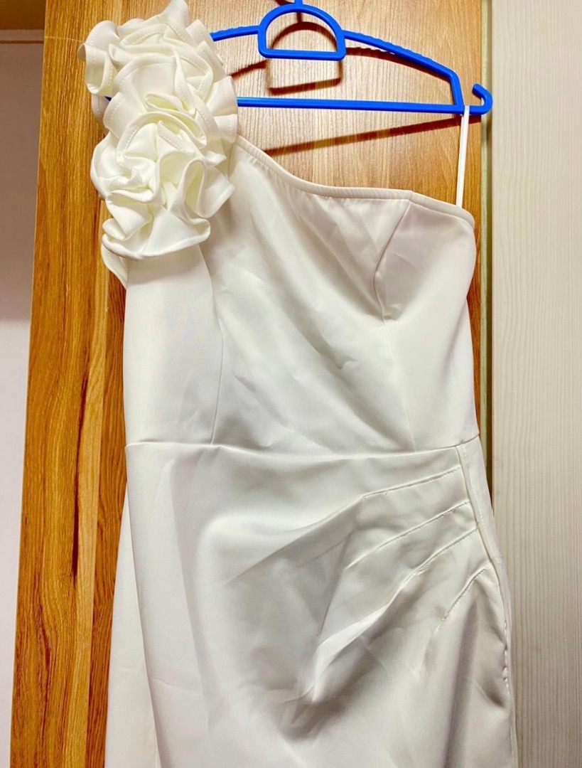 Elegant White One-Shoulder Floral Detail Dress Size L/XL thumbnail 2
