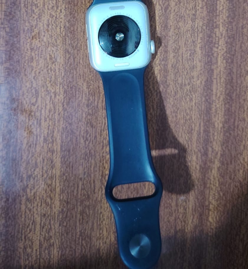 Apple Watch SE Silver Aluminum Case with Black Sport Band thumbnail 2