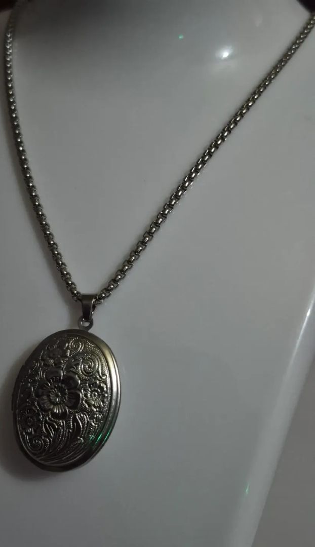 Vintage Style Oval Floral Locket Necklace Silver Tone