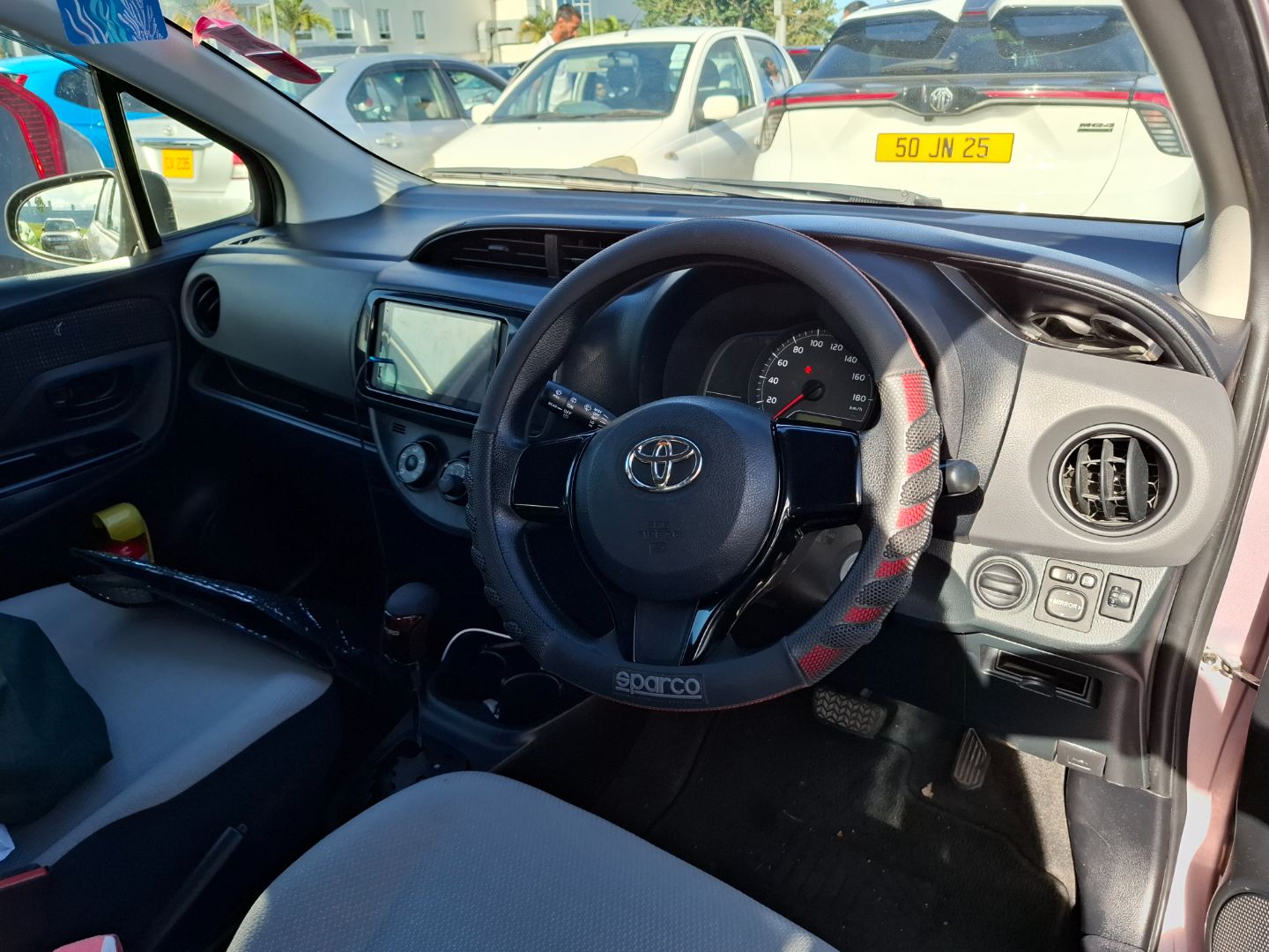 Toyota Vitz 1000cc thumbnail 4