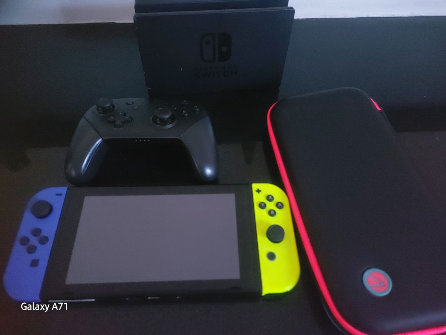 Console Nintendo Switch avec manette Pro et étui