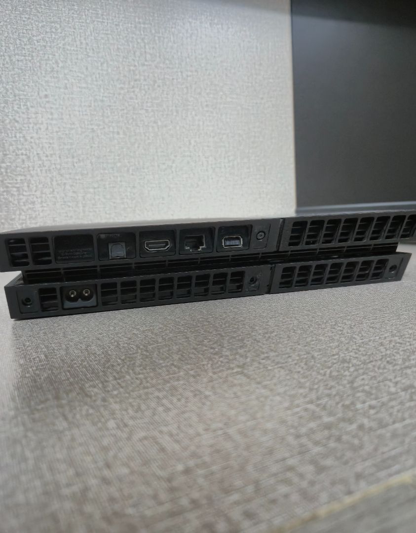 Sony PlayStation 4 500GB Black thumbnail 2