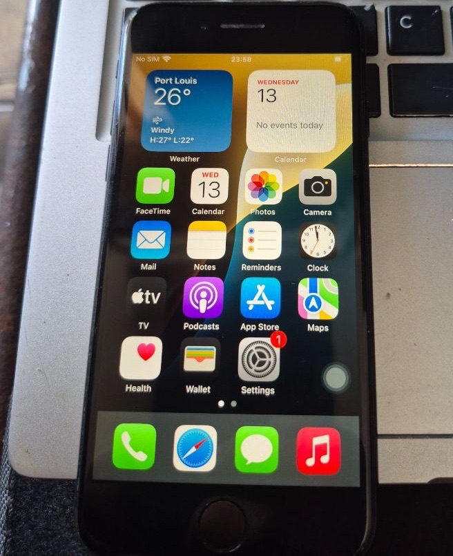 Apple iPhone SE 2nd Gen 128GB Black - Image 1 of 4