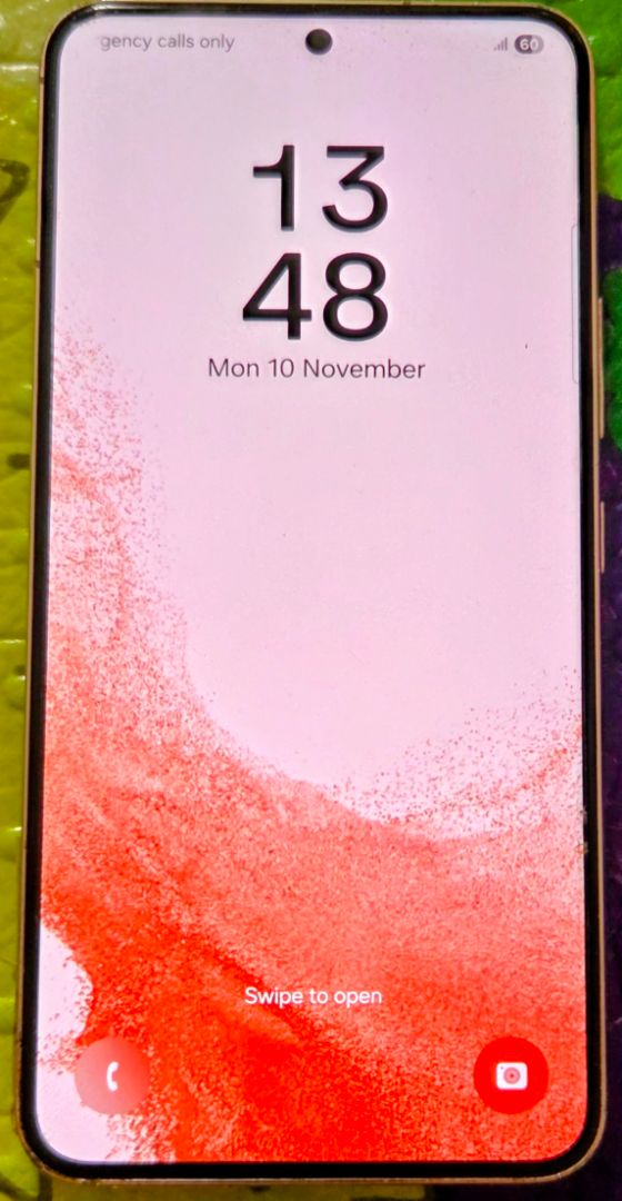 Samsung Galaxy S22 - Image 1 of 2