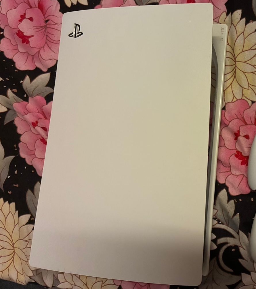 Sony PlayStation 5 Console White with 2 Controllers and Game - Image 1 of 1