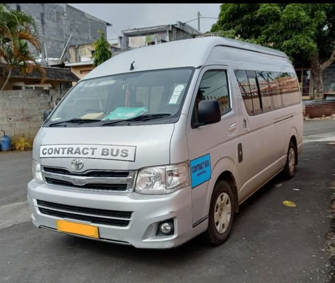 Toyota Hiace High Roof Contract Bus thumbnail 2