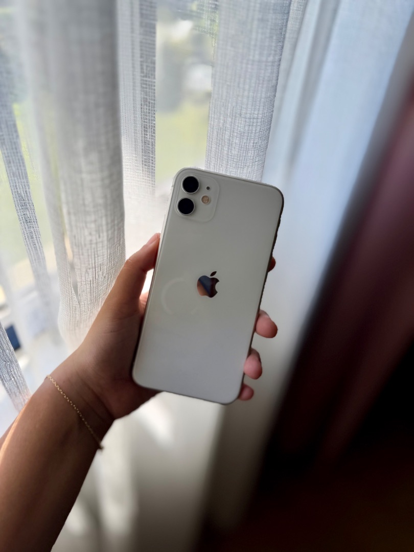 iPhone 11 64GB White – Excellent Condition thumbnail 5