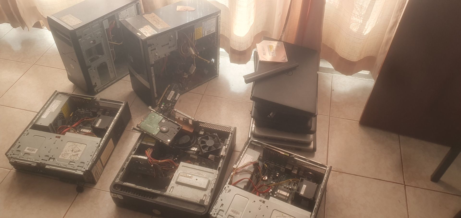 Lot of 6 Desktop Computers and 6 Laptops for Spare Parts thumbnail 2