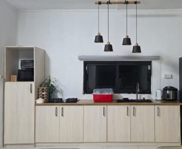 Kitchen Unit Wood and Black 1 Year Used - Image 1 of 1
