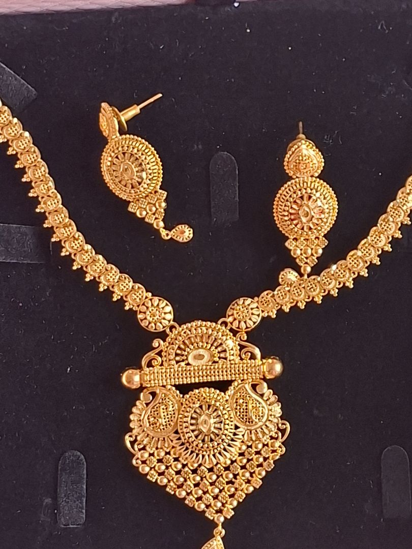 Gold-plated jewellery set and various pieces from Dubai