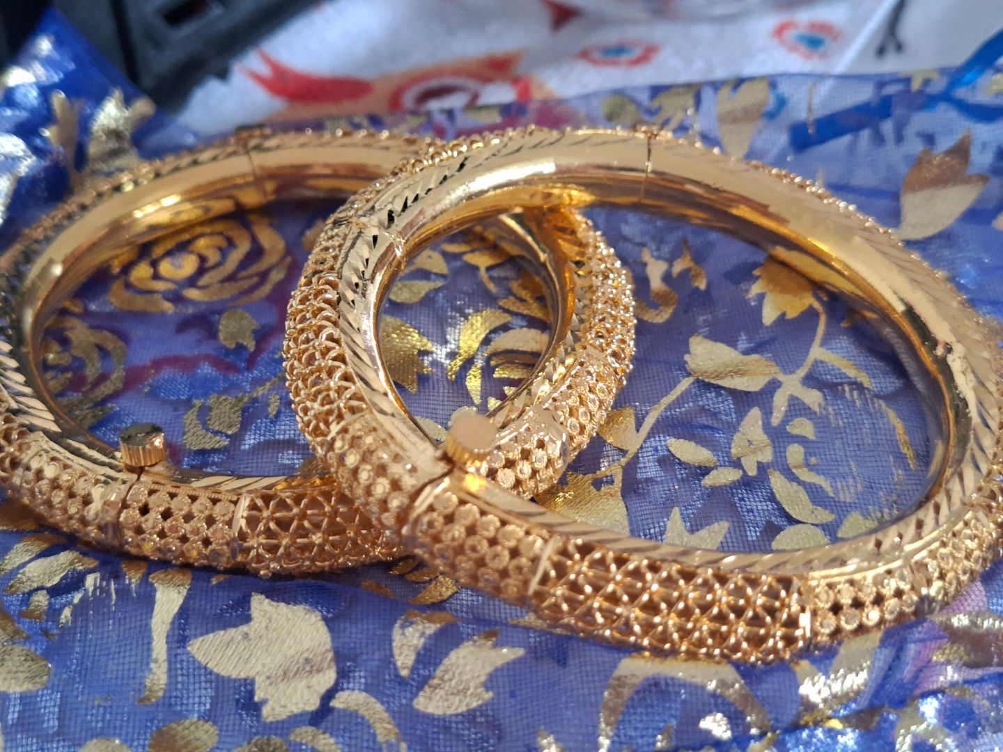 Gold-plated jewellery set and various pieces from Dubai thumbnail 2