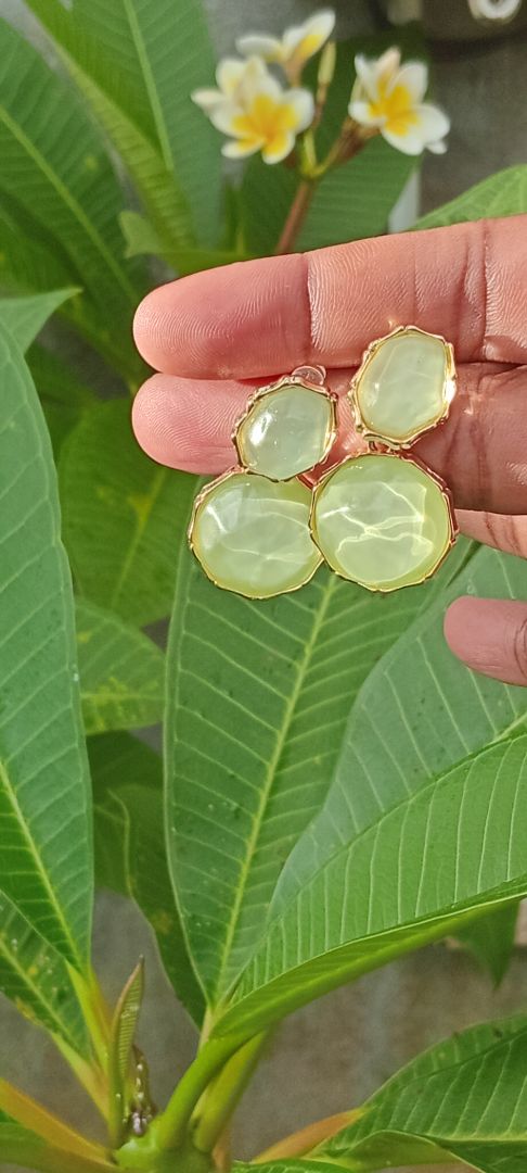 Green Oval Clip-On Earrings Gold Tone thumbnail 2
