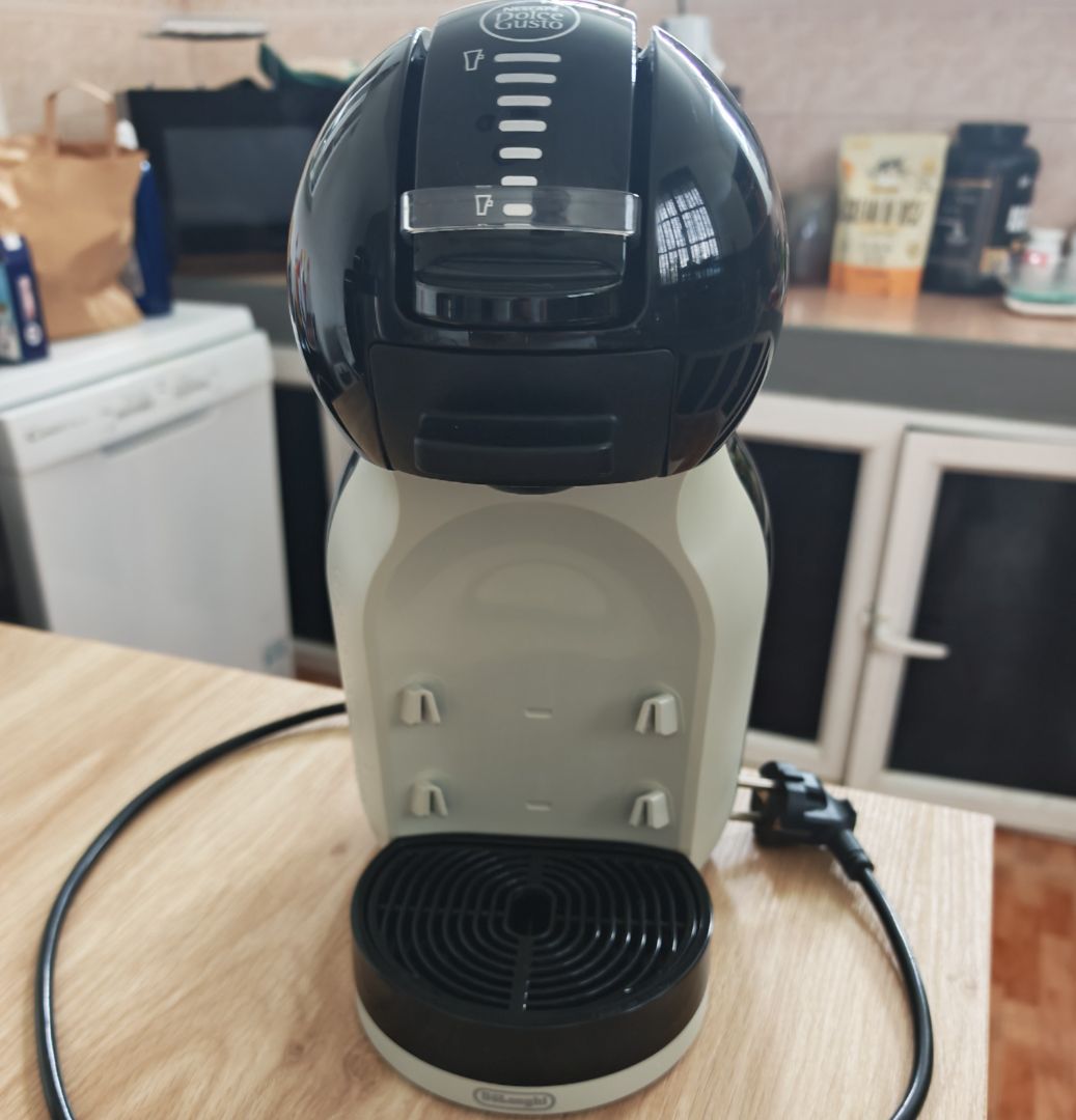 DeLonghi Dolce Gusto Coffee Machine Black White