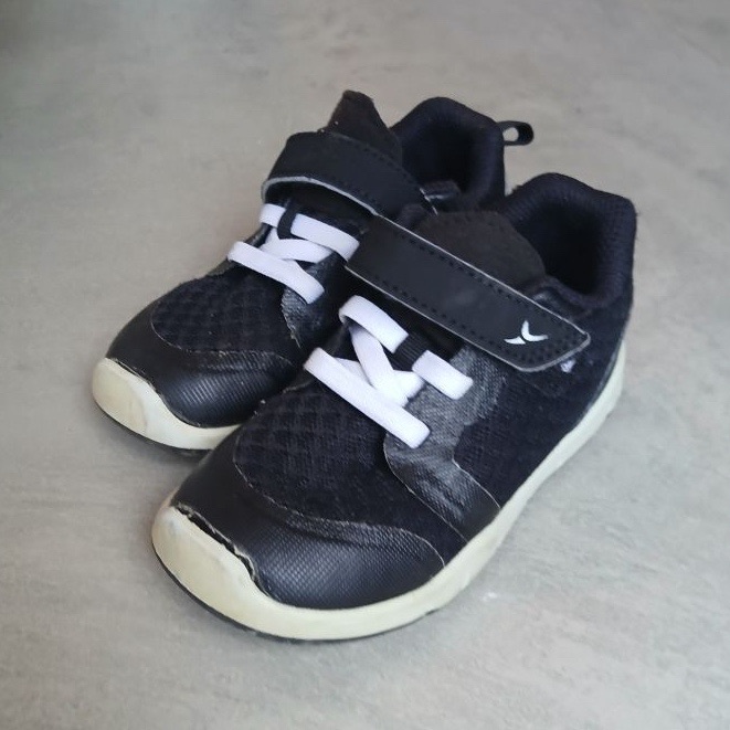 Decathlon Shoe 520 Black White Kids Sneakers Size EU 23