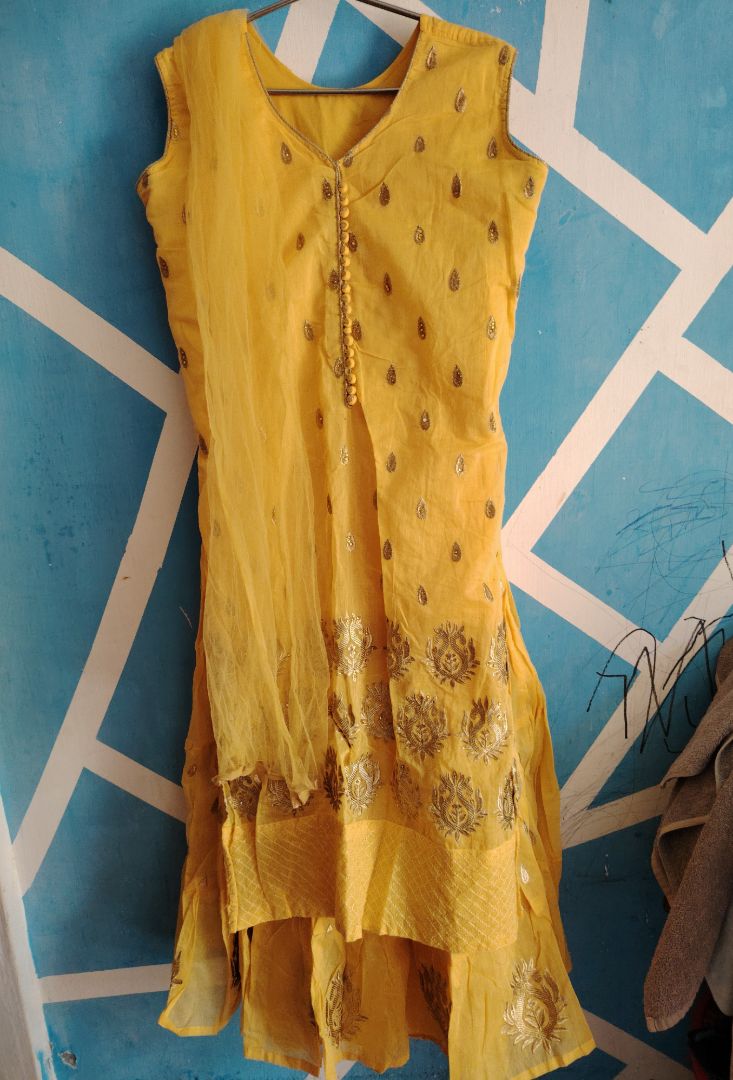 Yellow Sleeveless Embroidered Kurti Set Size M - Image 1 of 1