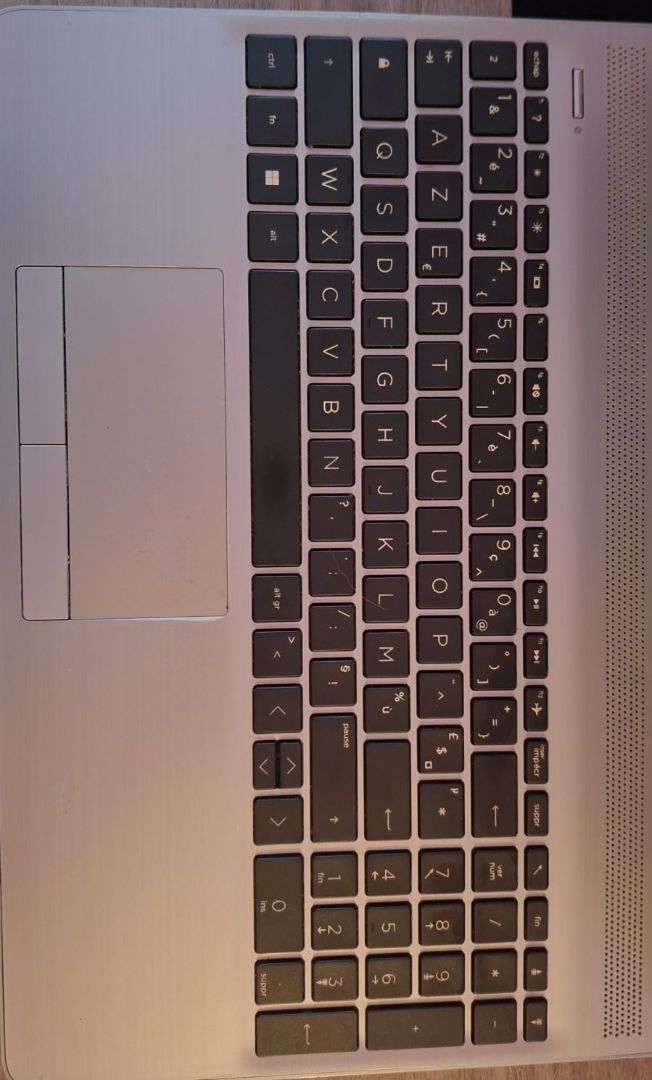 Laptop HP Silver avec Charger ek Sac thumbnail 3