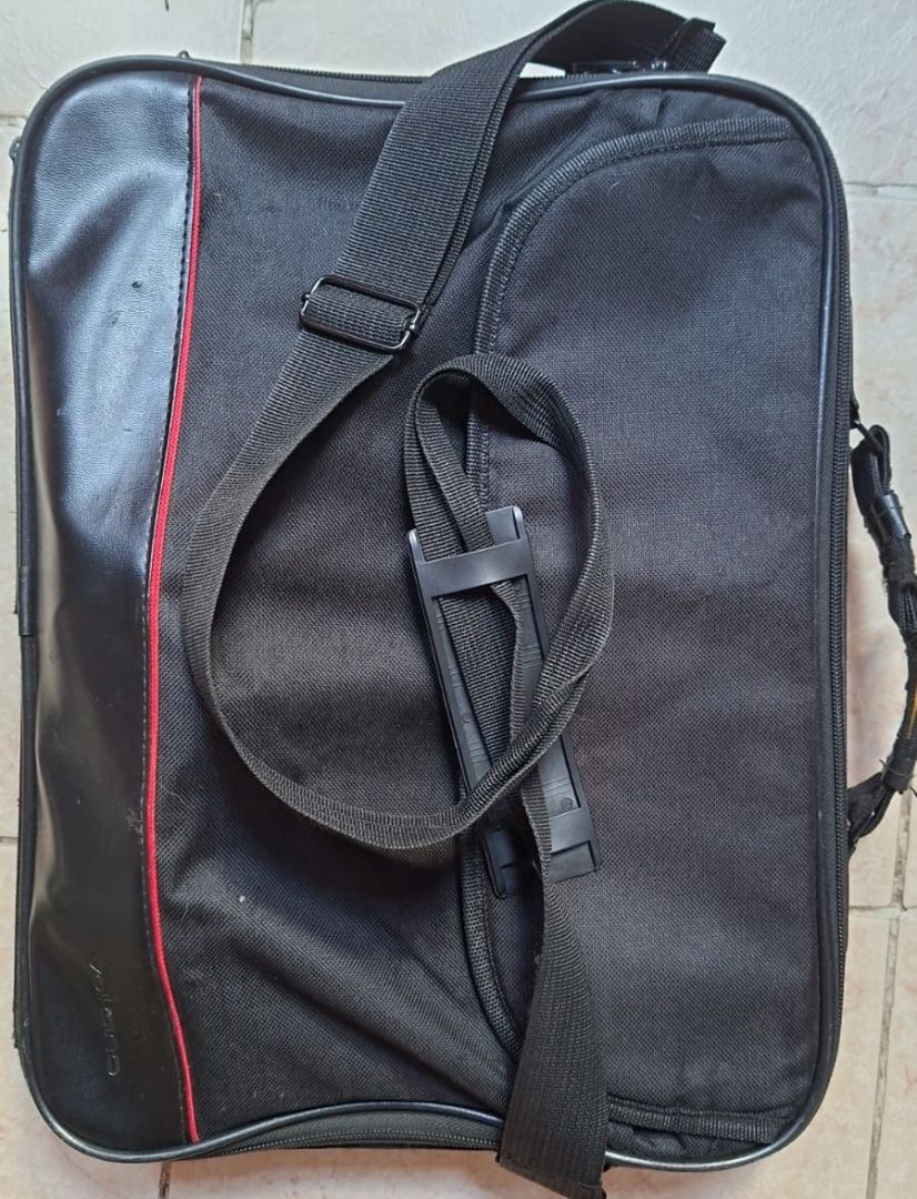 Laptop HP Silver avec Charger ek Sac thumbnail 4