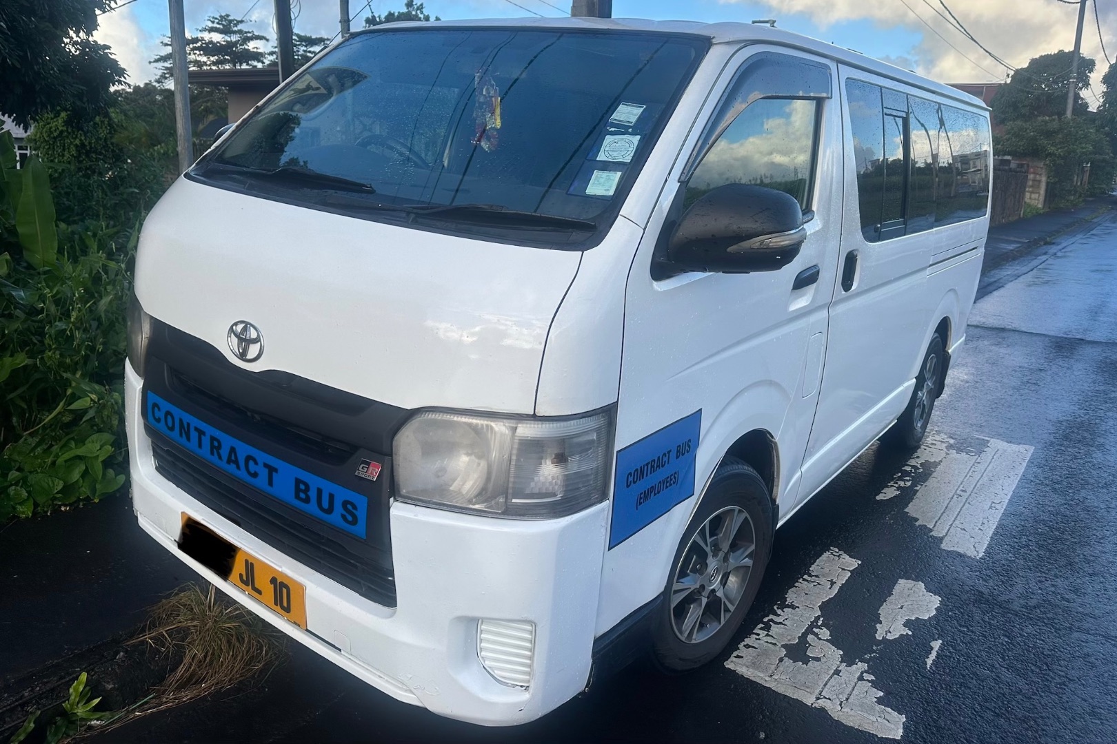 Toyota Hiace Private - Image 1 of 4
