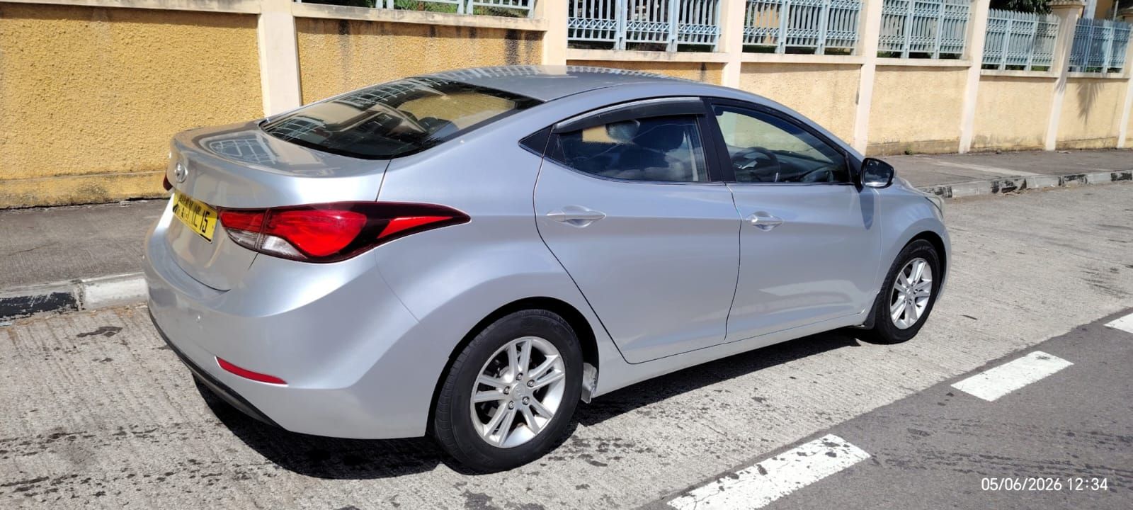 Hyundai Elantra thumbnail 2