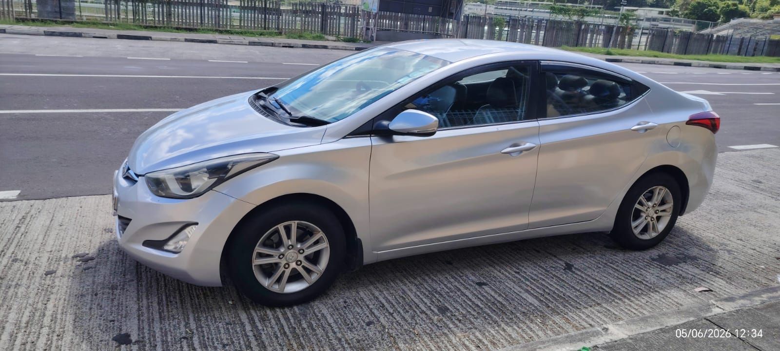 Hyundai Elantra thumbnail 3