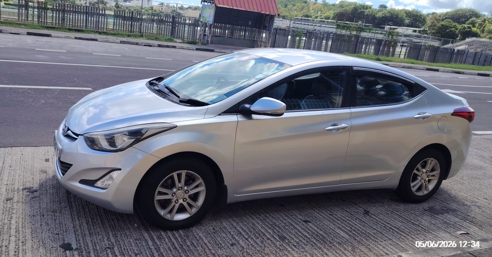 Hyundai Elantra thumbnail 4