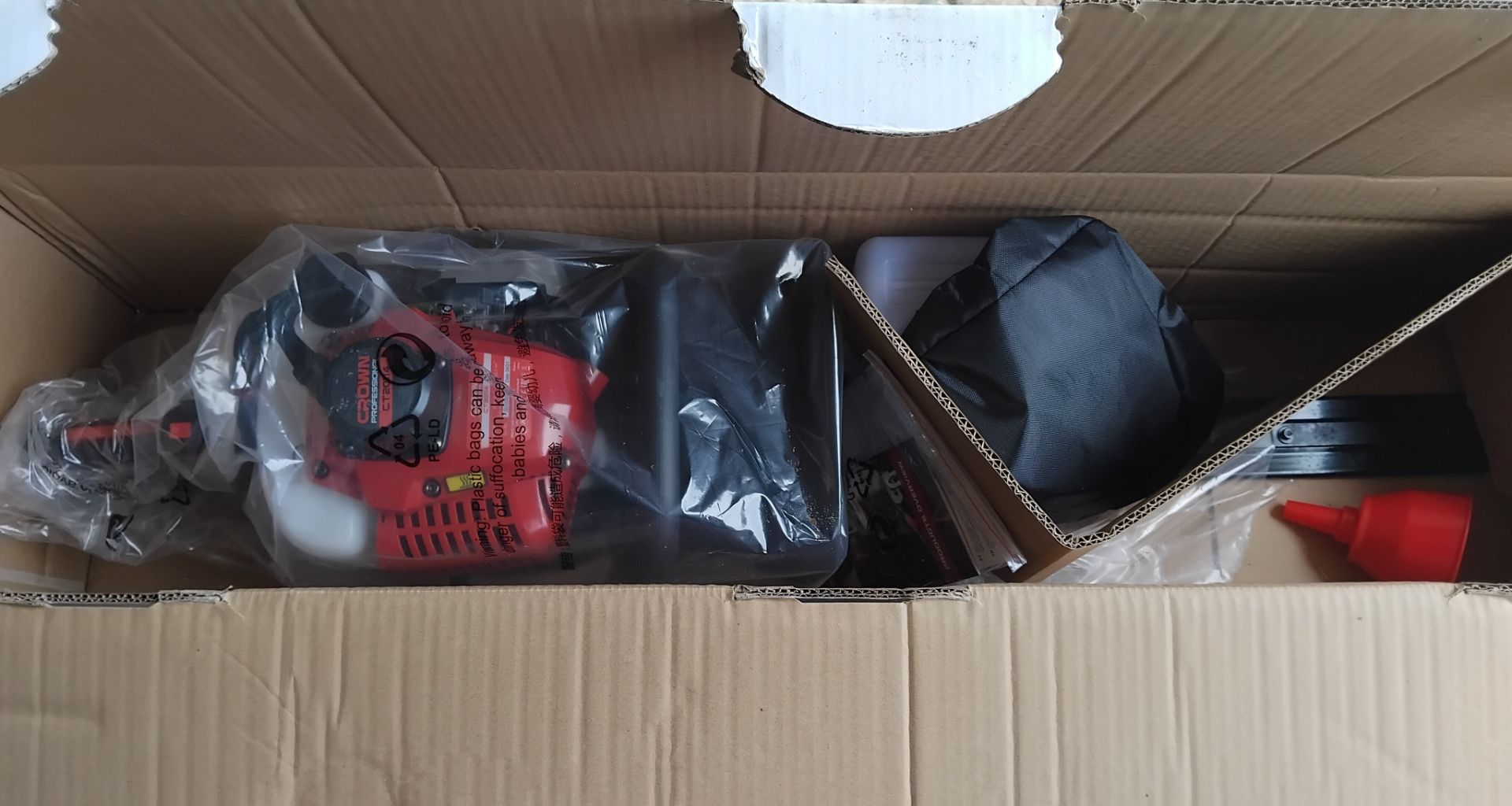 Crown CT20114 Gasoline Hedge Trimmer 22.5 cm3 thumbnail 2