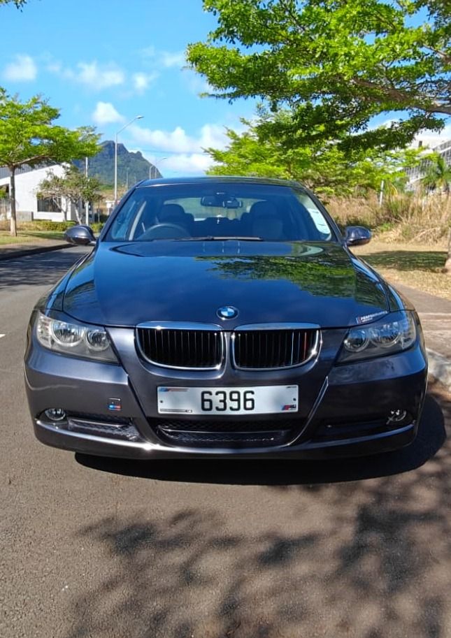 BMW 3 Series Sedan thumbnail 2