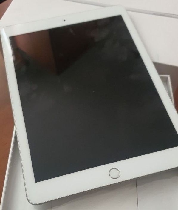 Apple iPad 6th Generation 32GB WiFi + Cellular White - Image 1 of 1