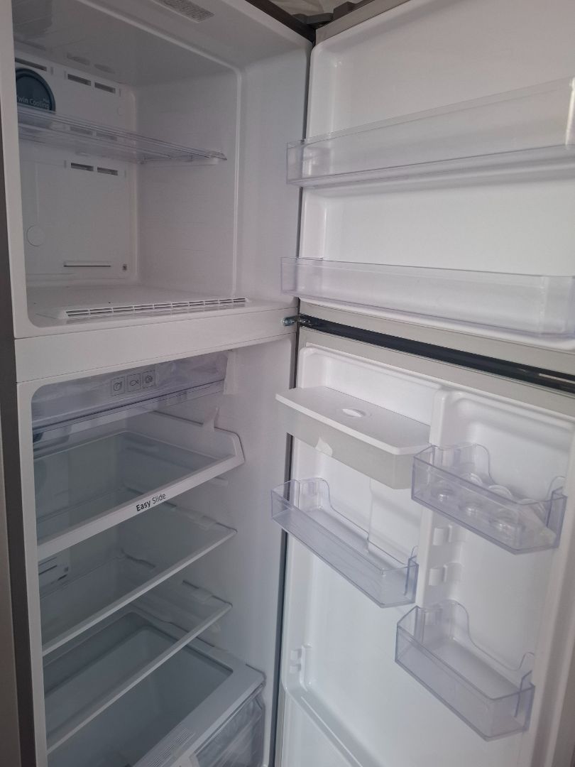 Selling A new model of Fridge thumbnail 4
