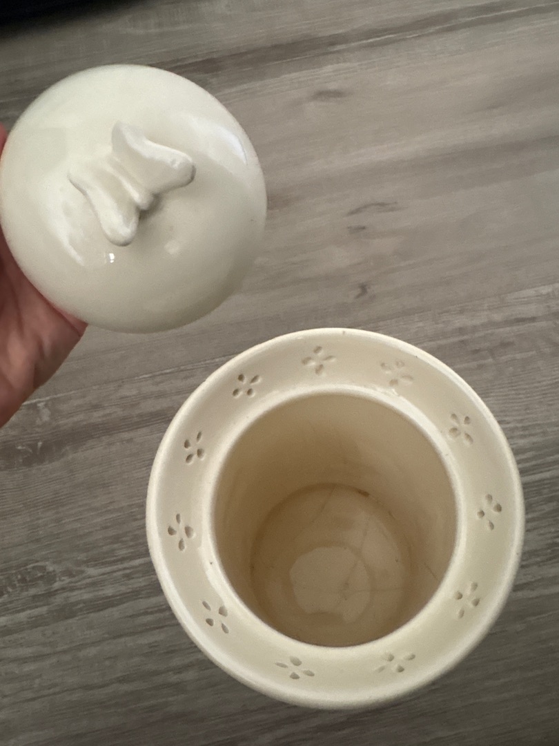 Ceramic Biscuits Jar with Butterfly Lid Cream White thumbnail 2
