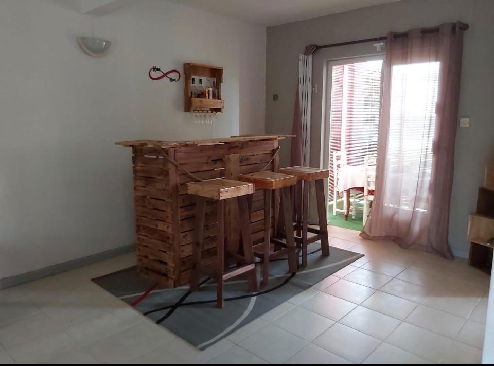 Handmade Wooden Pallet Bar with 3 Stools thumbnail 3