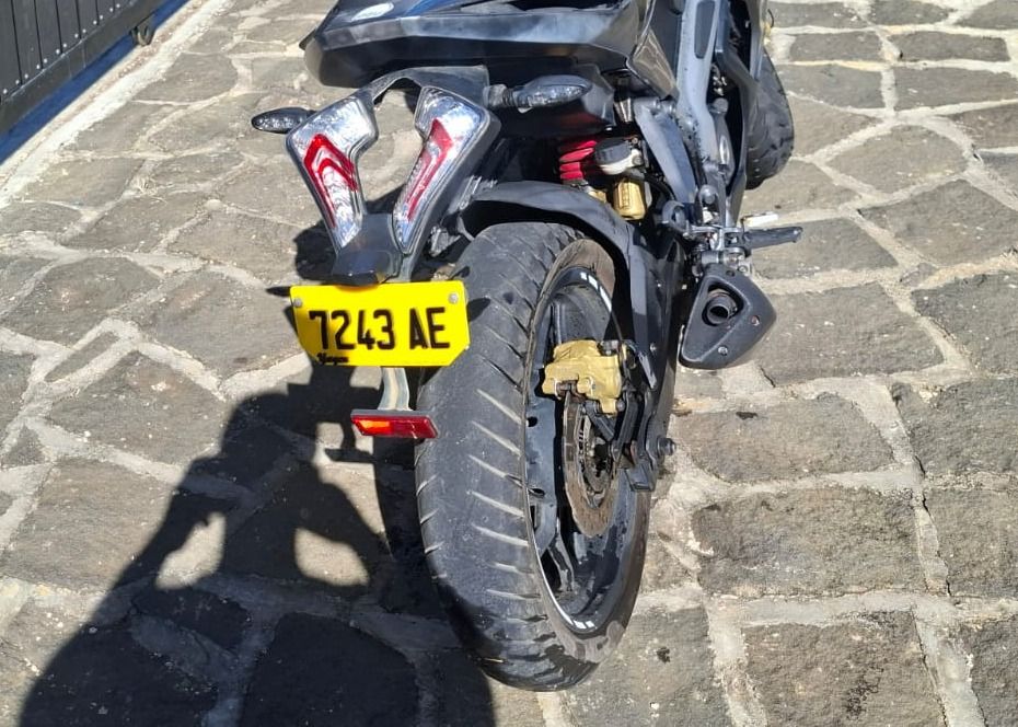 Bajaj Pulsar RS200 200cc Manual thumbnail 2
