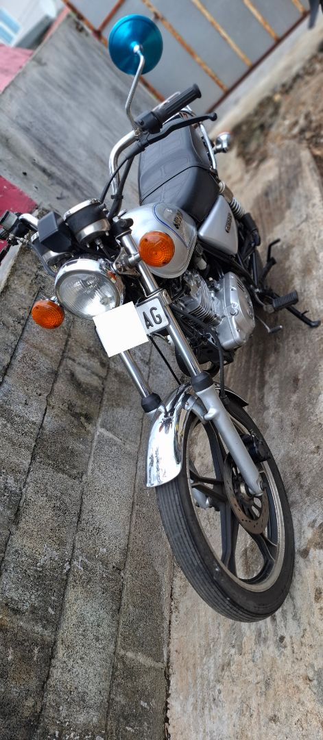 Suzuki GN125 motorcycle thumbnail 2