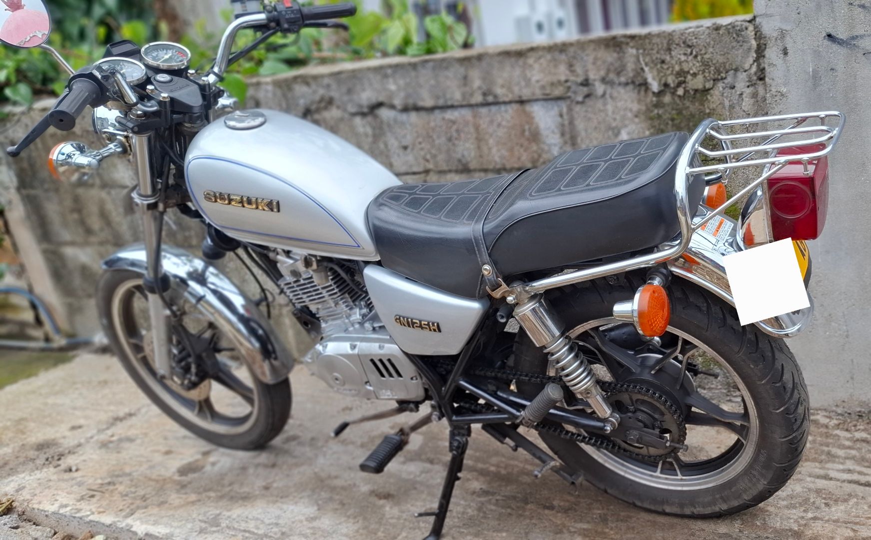 Suzuki GN125 motorcycle thumbnail 3