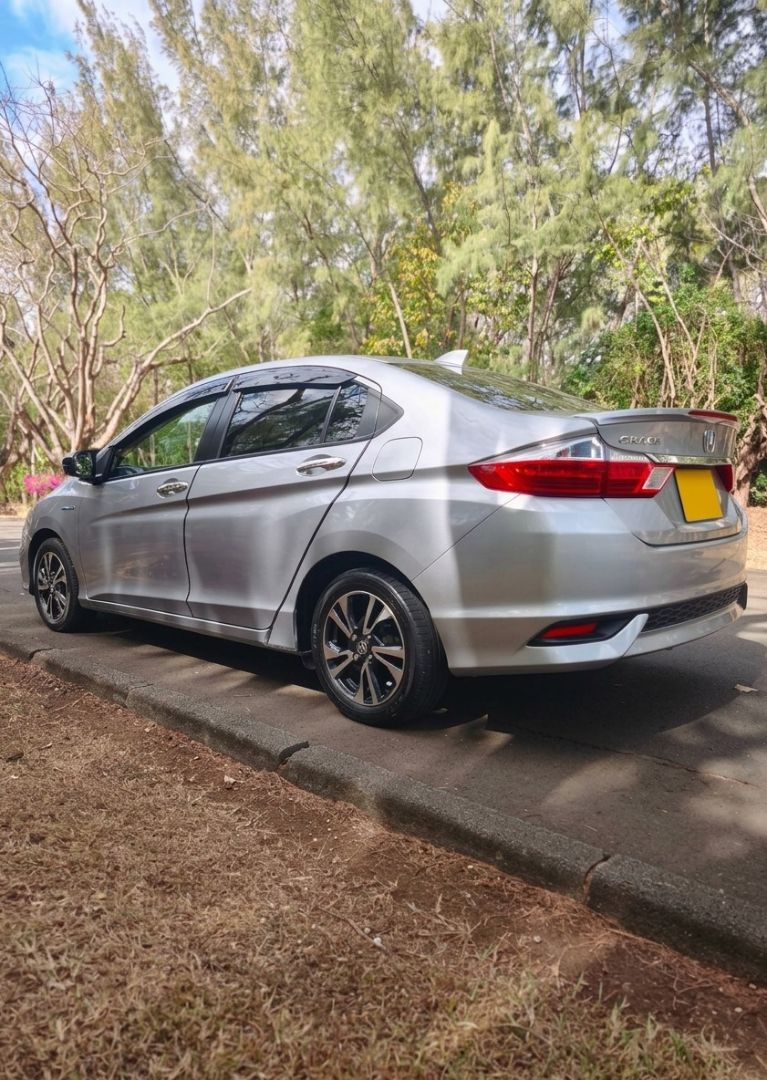 Honda Grace Hybrid 2018 1.5L Automatic thumbnail 3