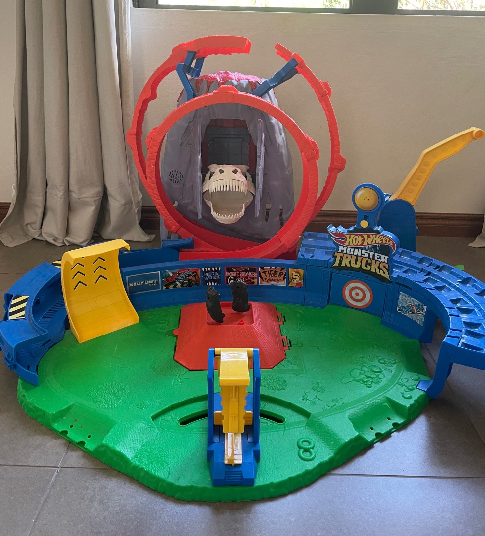 Hot Wheels Monster Trucks T-Rex Volcano Arena