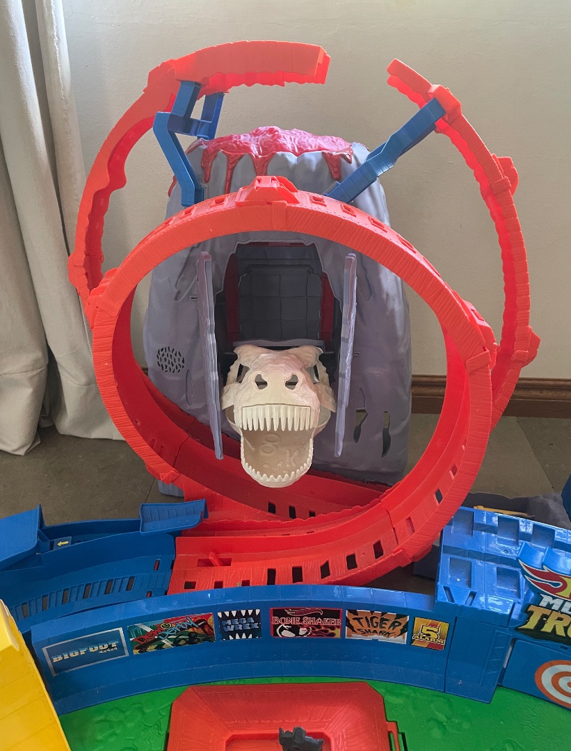 Hot Wheels Monster Trucks T-Rex Volcano Arena thumbnail 2