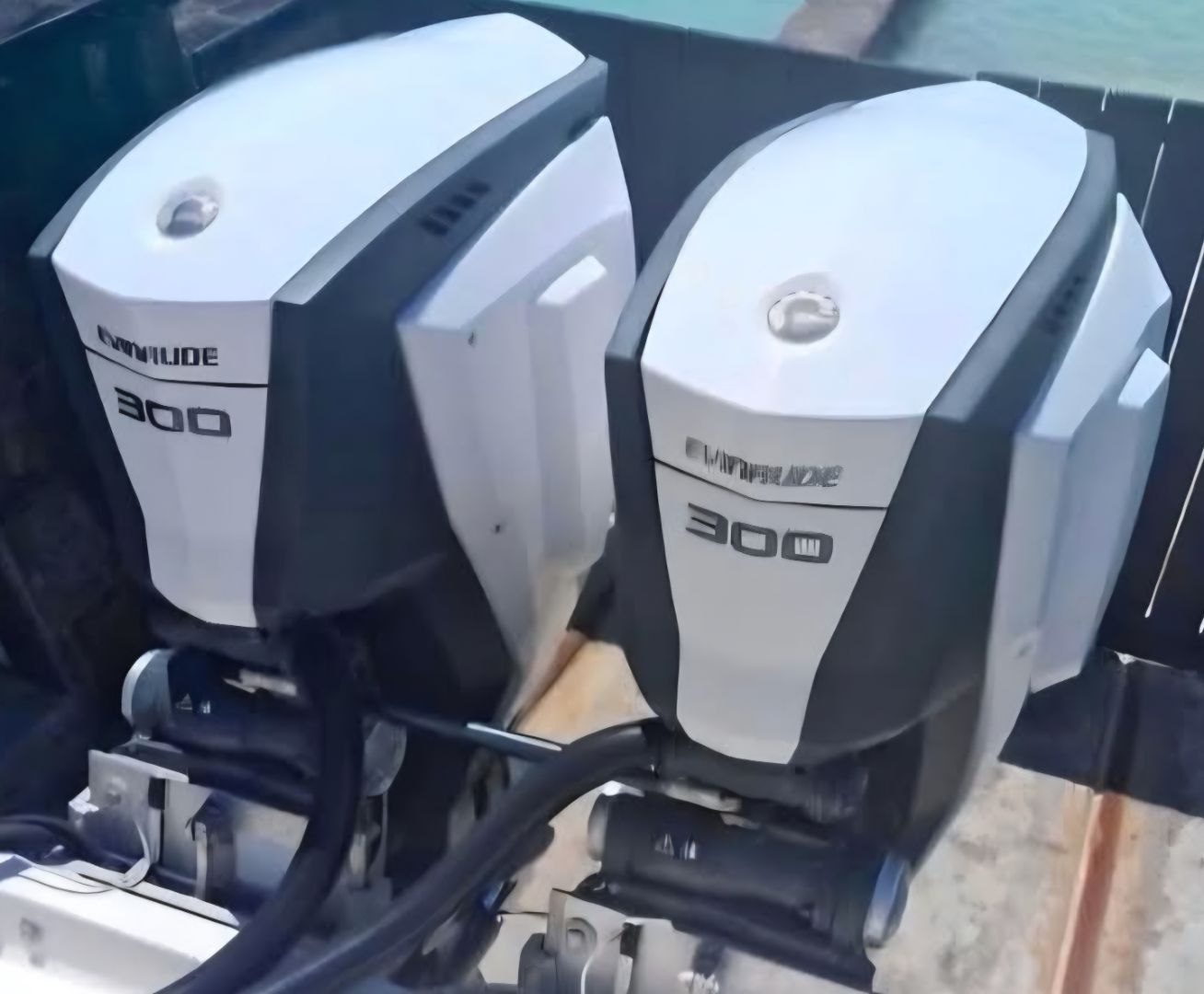 Legend 33 Centre Console Twin Evinrude 300HP thumbnail 2