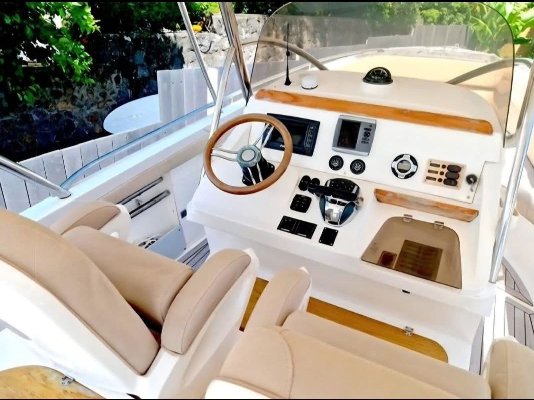 Legend 33 Centre Console Twin Evinrude 300HP thumbnail 3