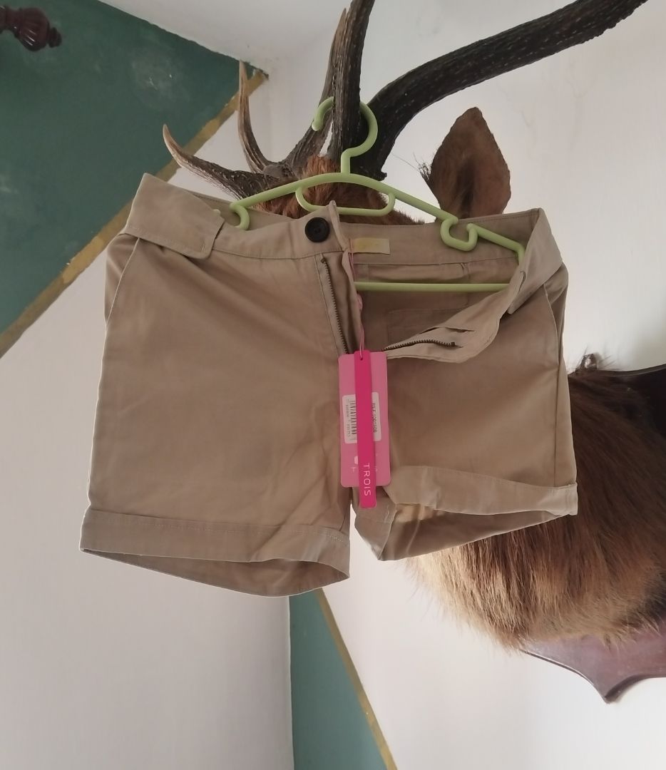 Trois Beige Shorts New with Tags