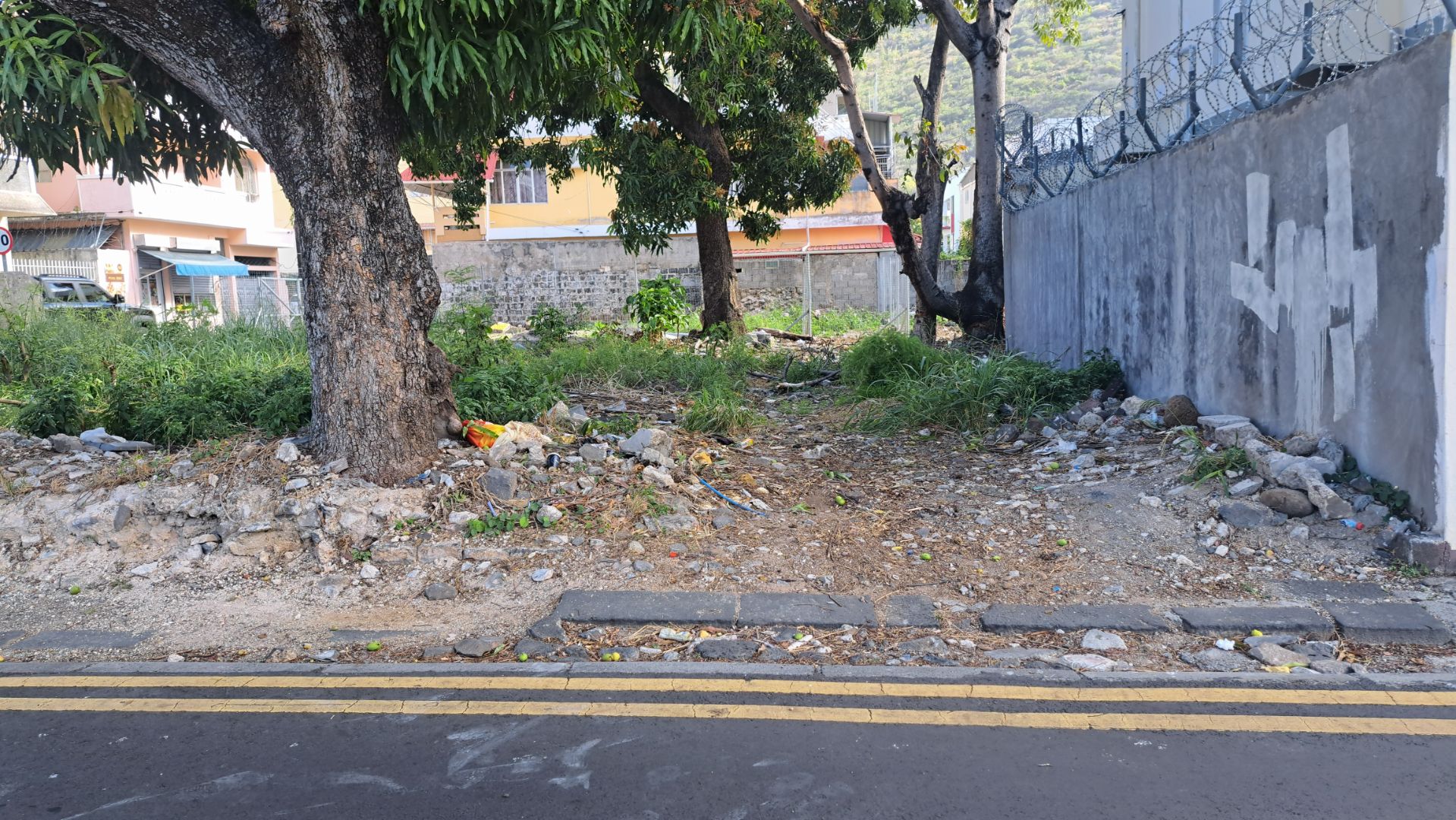 Land, Rue Desroches
