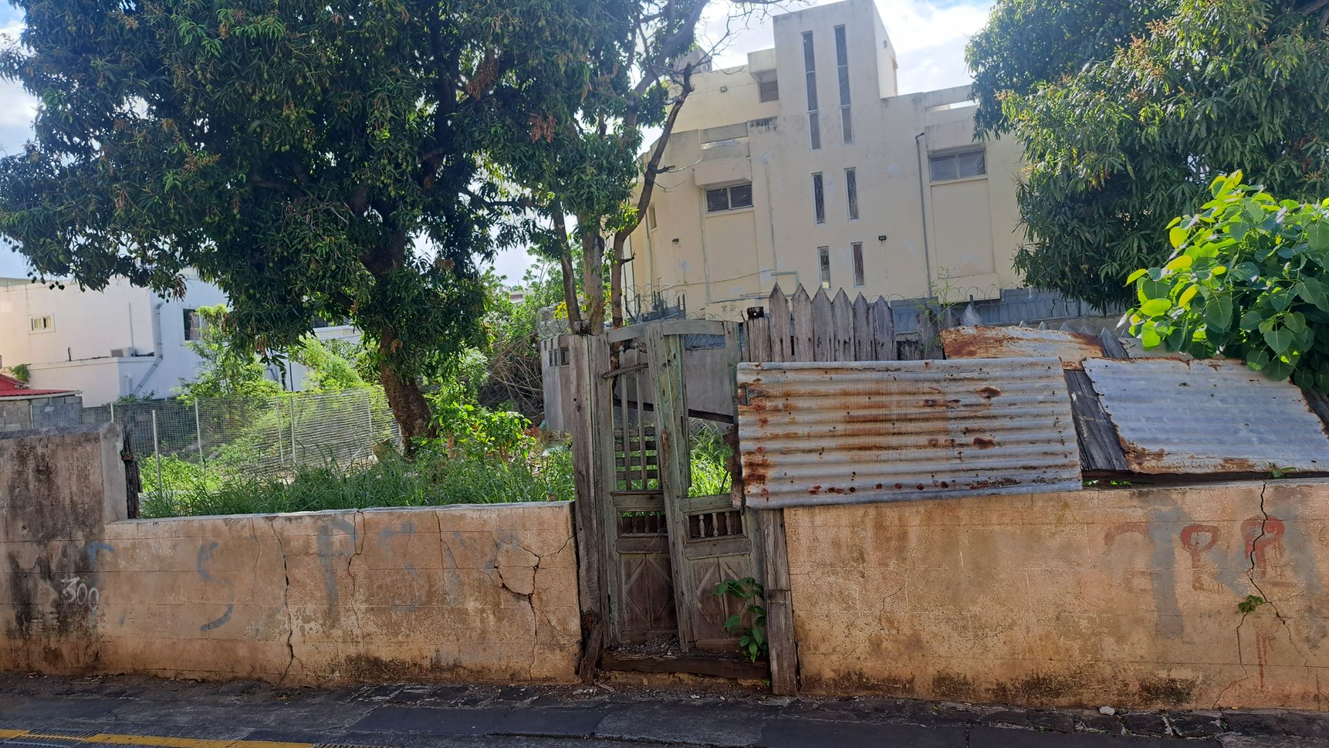 Land, Rue Desroches thumbnail 5