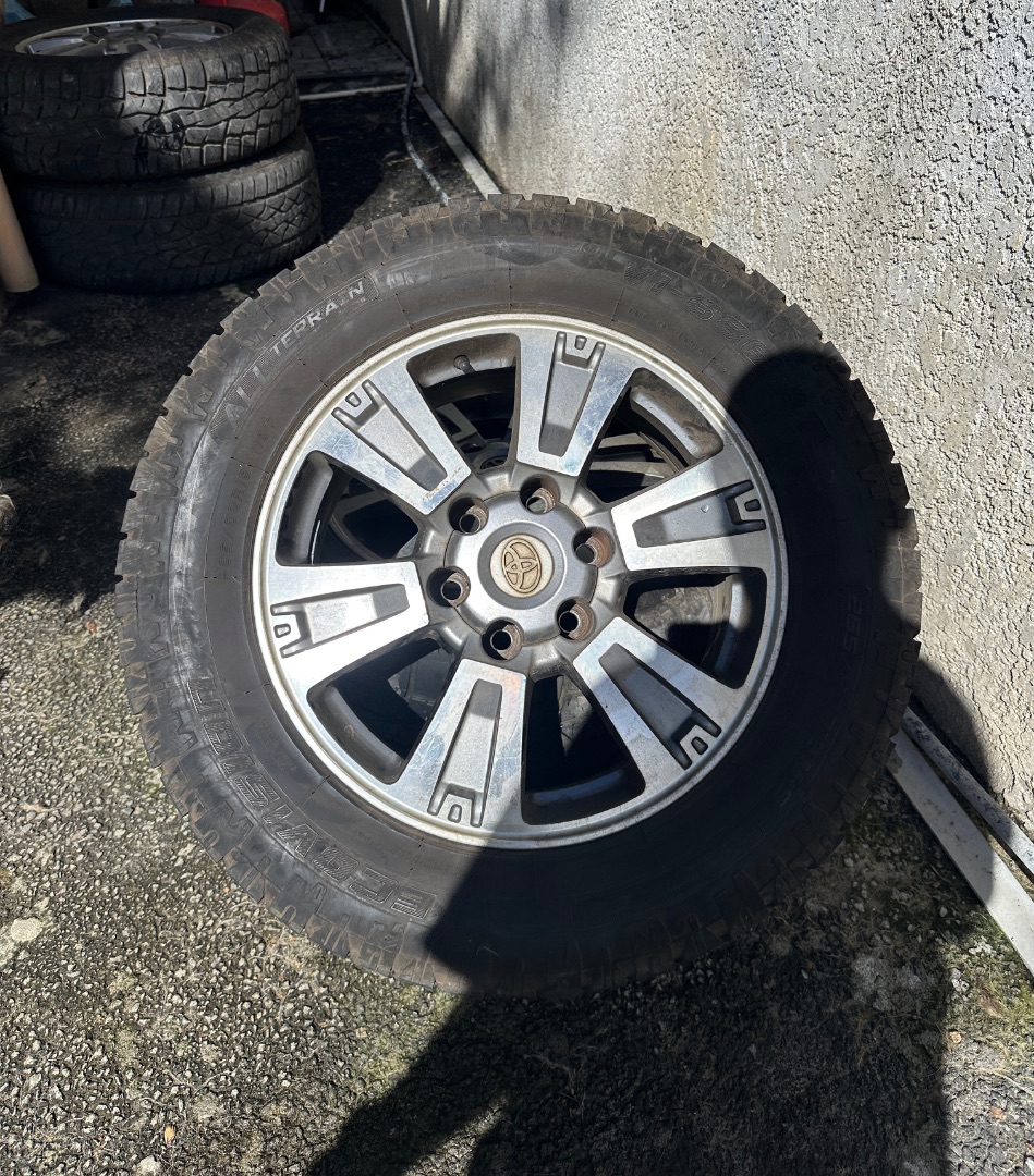 Set o 18-inch Alloy Wheels with A/T Tyres