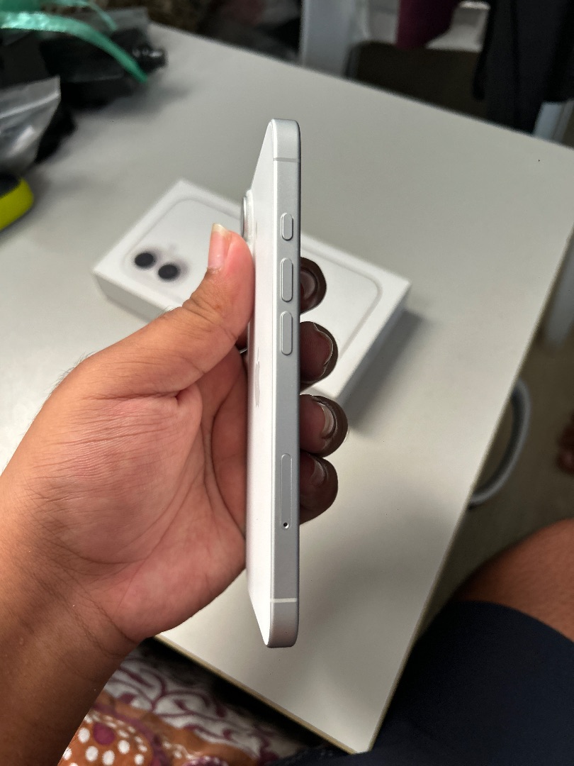 Apple iPhone 16 White thumbnail 3